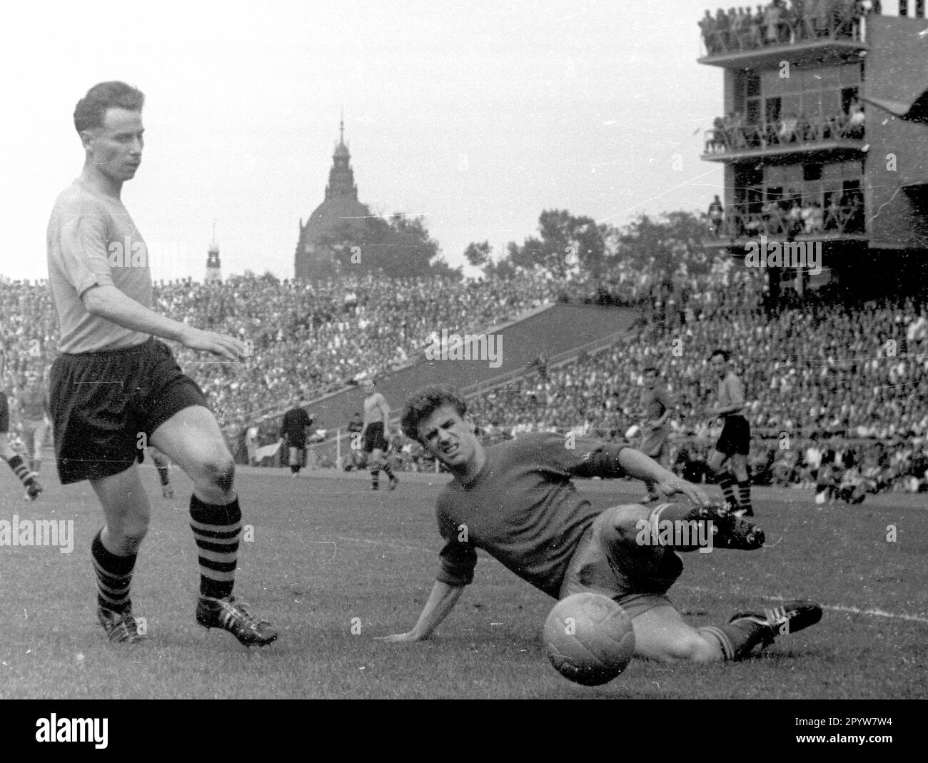 1. FC Kaiserslautern - Borussia Dortmund 2:3 09.06.1957 à Hanovre / Wilhelm Burgsmüller (BVB) contre Friedel Späth (FCK) sur le terrain [traduction automatique] Banque D'Images