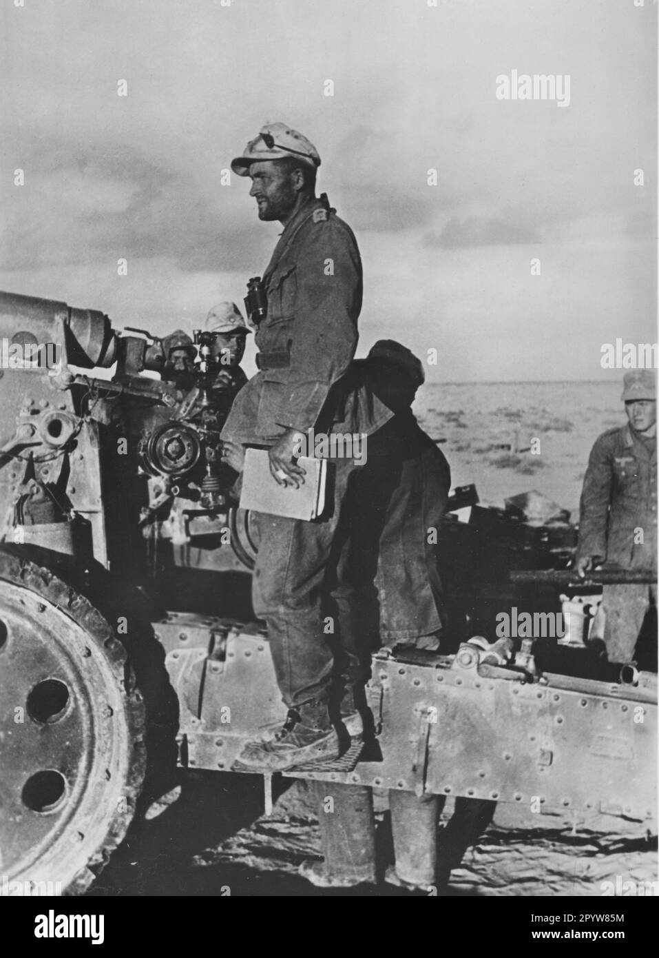 Équipage d'une pièce d'artillerie de l'Afrika Korps, probablement un obusier de champ lumineux de 15cm 18. Devant le tireur. Photo: Dörner [traduction automatique] Banque D'Images