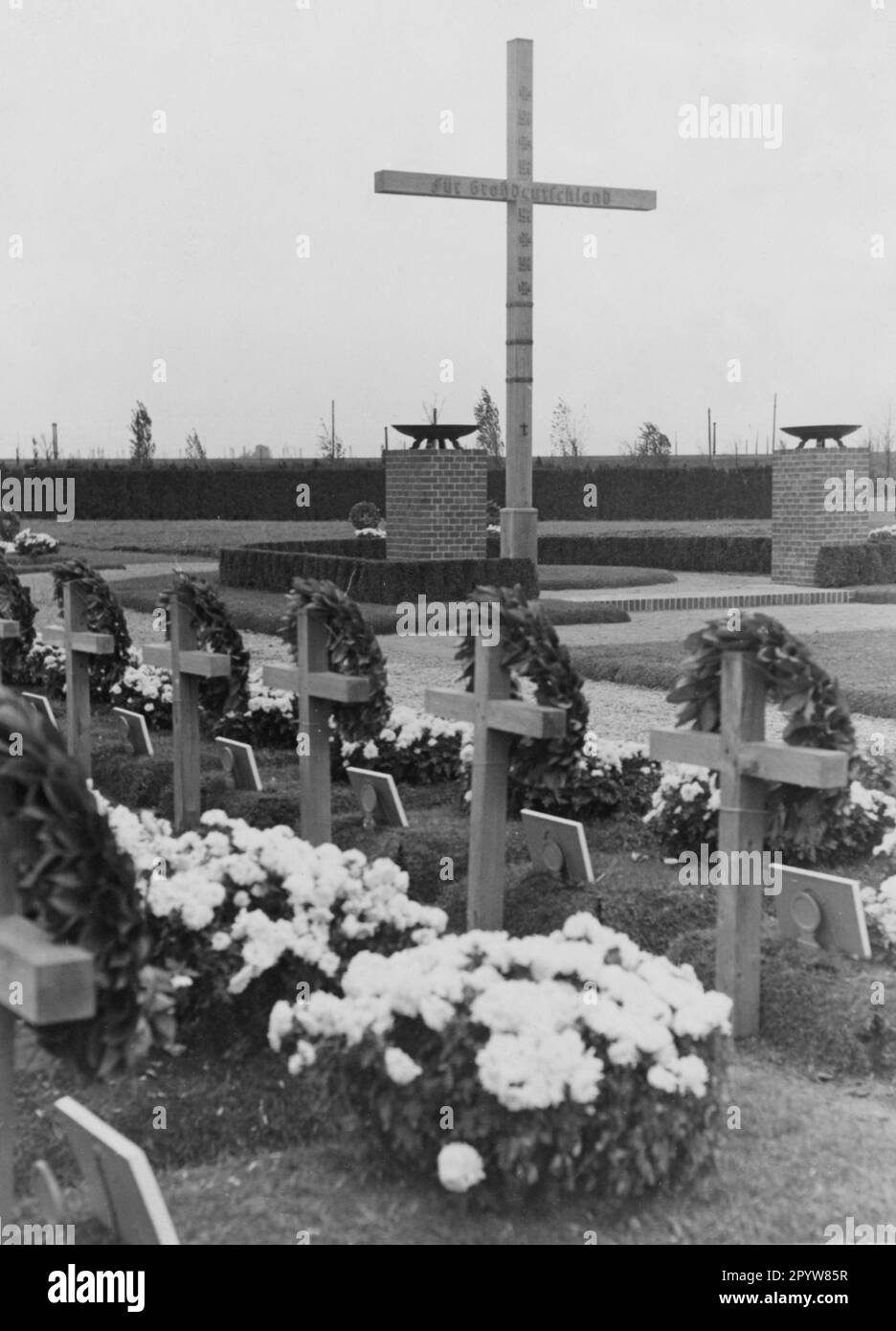 Cimetière de guerre au cimetière central de Vienne pour les morts de la campagne polonaise. Sur la grande croix en bois l'inscription für Grossdeutschland. [traduction automatique] Banque D'Images