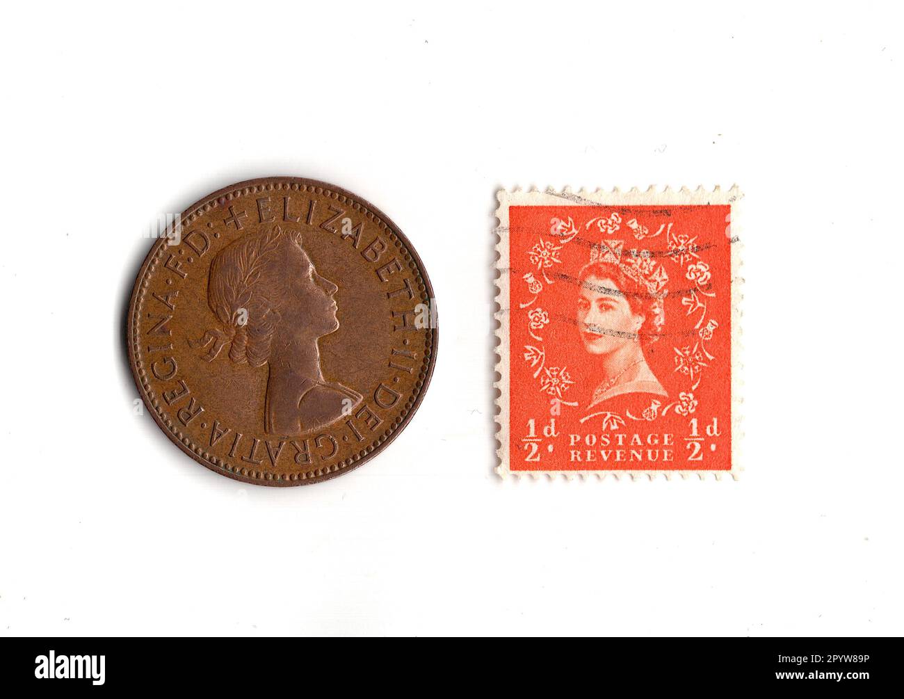 Une pièce de monnaie d'un demi-cent et un timbre du règne de la reine Elizabeth II isolés sur un fond blanc. Banque D'Images