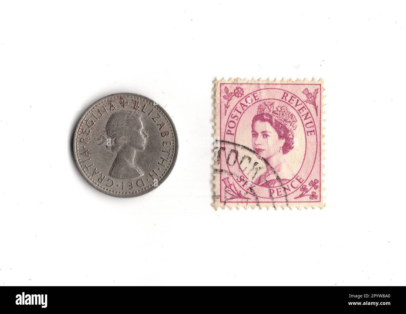Sixpence pièce et timbre du règne de la reine Élisabeth II isolé sur fond blanc. Banque D'Images