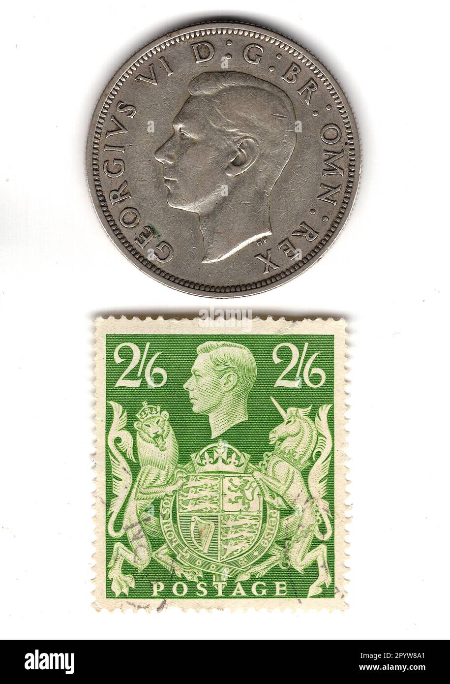 Demi-couronne et timbre du règne du roi George VI isolé sur fond blanc. Banque D'Images