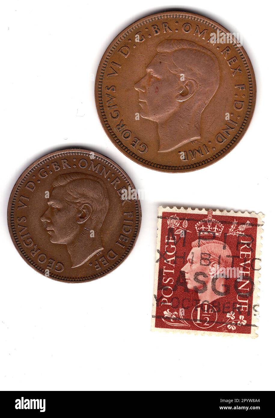 Une pièce et demi de clôture et timbre du règne du roi George VI isolé sur fond blanc. Banque D'Images