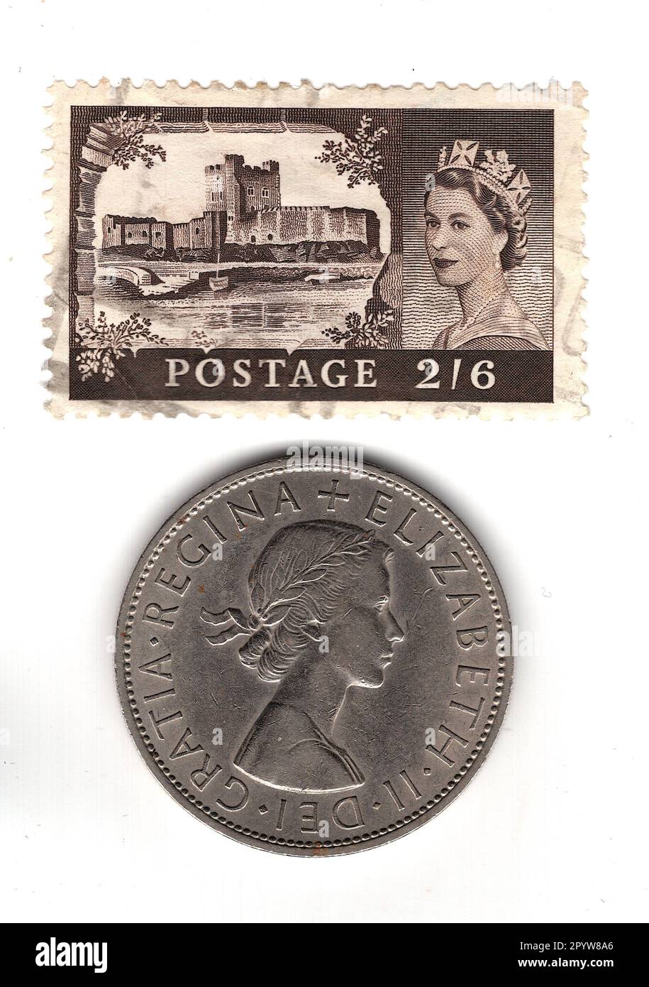 Pièce de monnaie de la moitié de la couronne et timbre du règne de la reine Elizabeth II isolé sur un fond blanc. Banque D'Images