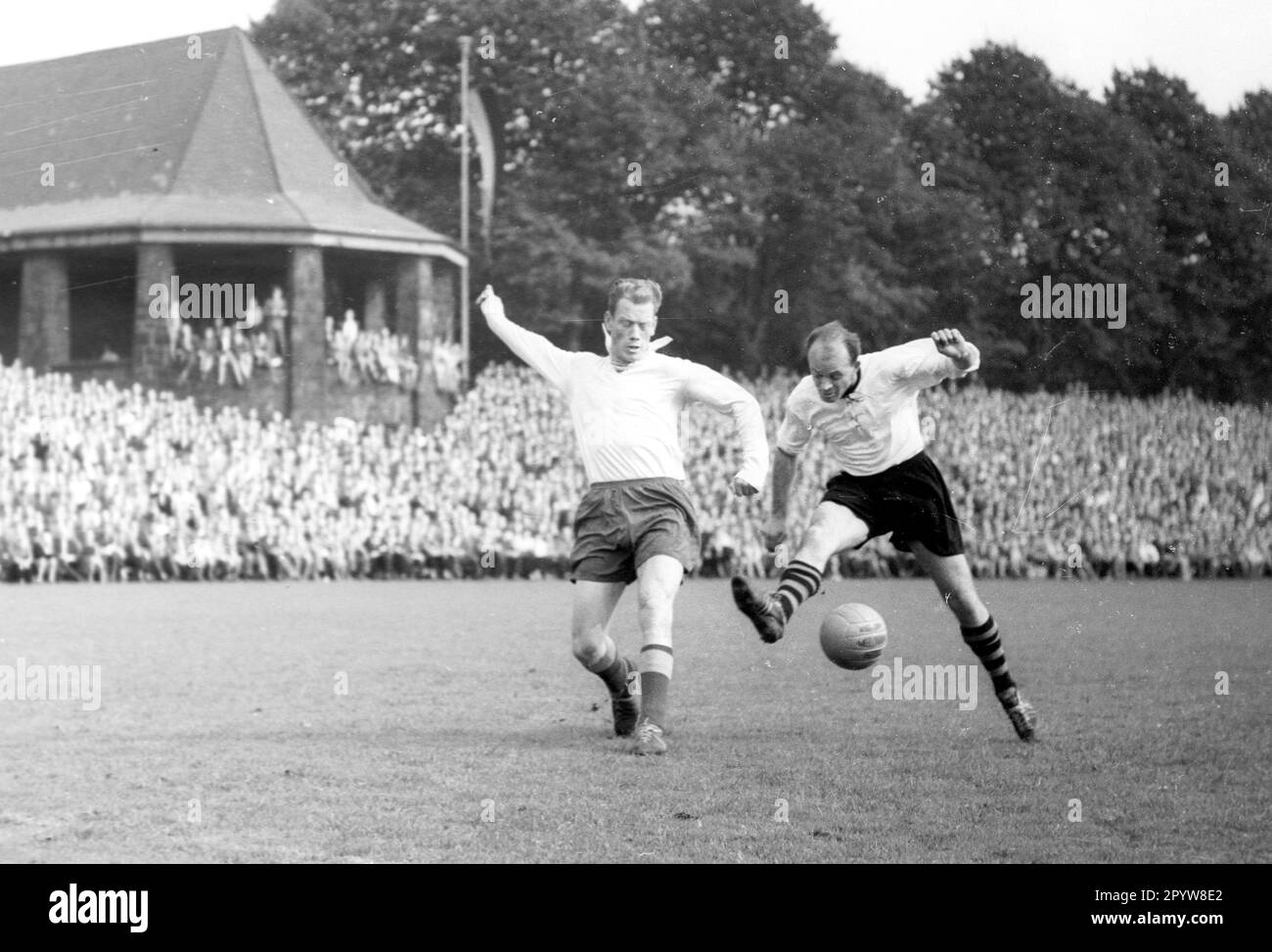 Coupe européenne des champions nationaux 1st ronde au stade Rote Erde Borussia Dortmund - Spora Luxembourg 7:0/ 16.09.1956. Action, scène de jeu droite Adi Preissler (BVB) [traduction automatique] Banque D'Images