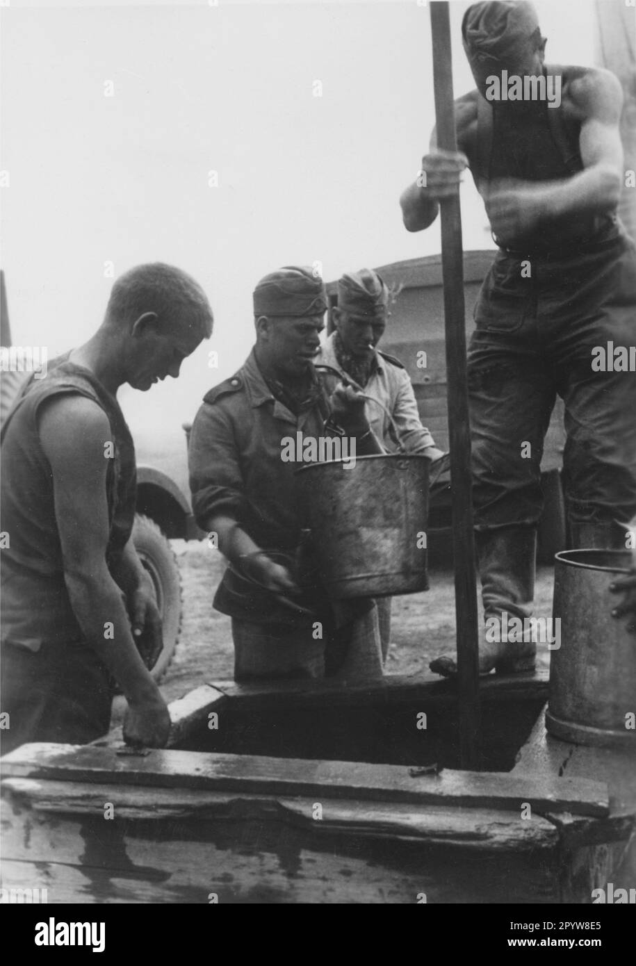 Les soldats obtiennent des fournitures à partir d'un puits de soutirage à l'été 1942 lors de l'offensive sur la partie sud du Front de l'est. Photo: Altvater. [traduction automatique] Banque D'Images