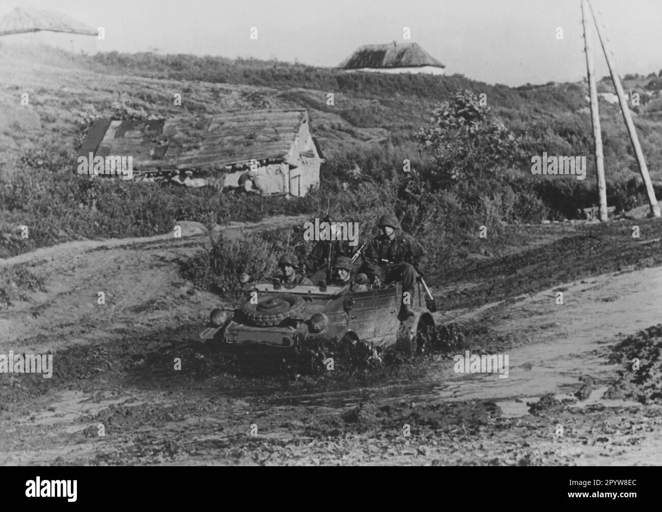 Soldats de la Leibstandarte-SS Adolf Hitler dans Volkswagen Kübelwagen sur le front est. Photo: Roth [traduction automatique] Banque D'Images