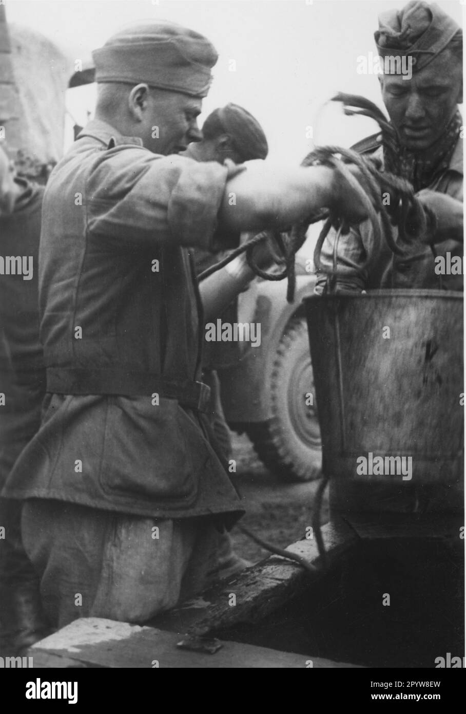 Les soldats obtiennent des fournitures à partir d'un puits de soutirage à l'été 1942 lors de l'offensive sur la partie sud du Front de l'est. Photo: Altvater. [traduction automatique] Banque D'Images