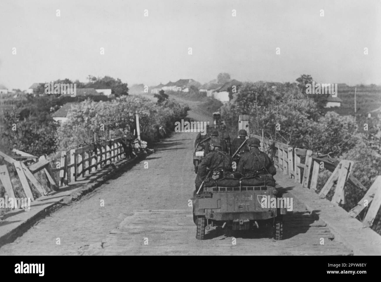 Soldats de la Leibstandarte-SS Adolf Hitler dans Volkswagen Kübelwagen sur le front est. Photo: Roth [traduction automatique] Banque D'Images