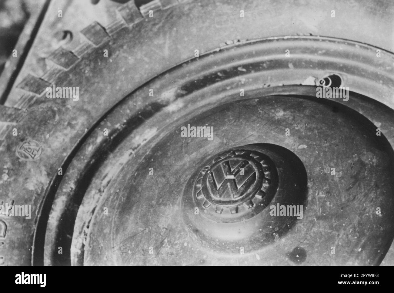 Hubcap d'un VW Kübelwagen d'une série d'images montrant des soldats de la Leibstandarte-SS Adolf Hitler dans Volkswagen Kübelwagen sur le front de l'est. Photo: Roth [traduction automatique] Banque D'Images