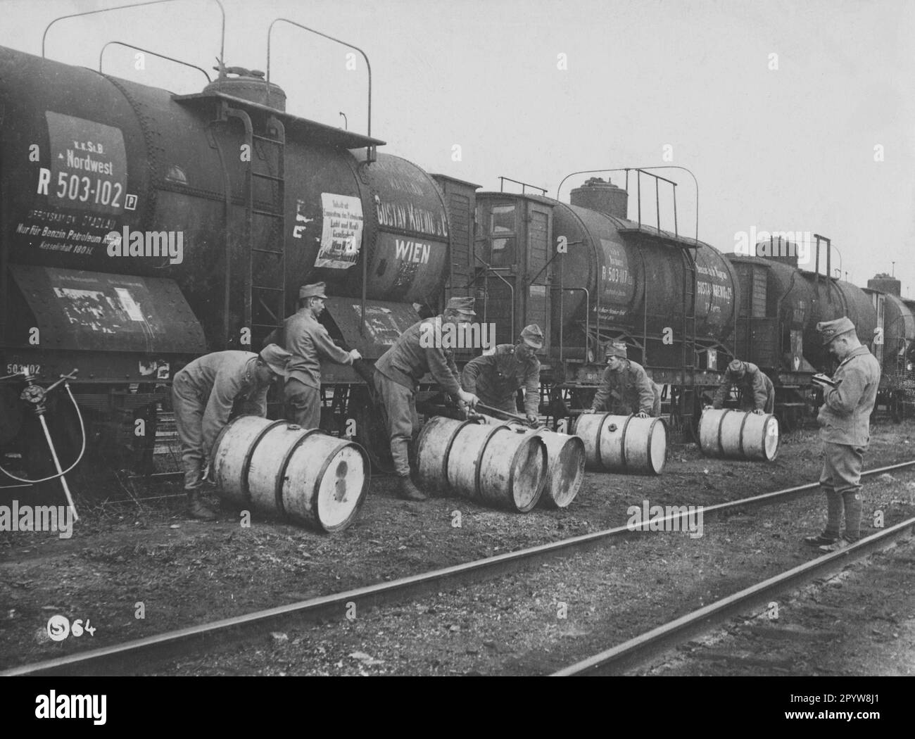 Les soldats transfèrent de l'essence pour les véhicules des wagons-citernes dans des barils. Sur l'un des wagons, le signe: Les contenus sont la propriété de Petroleum Licht und Kraft Gesellsachaft Wien. [traduction automatique] Banque D'Images