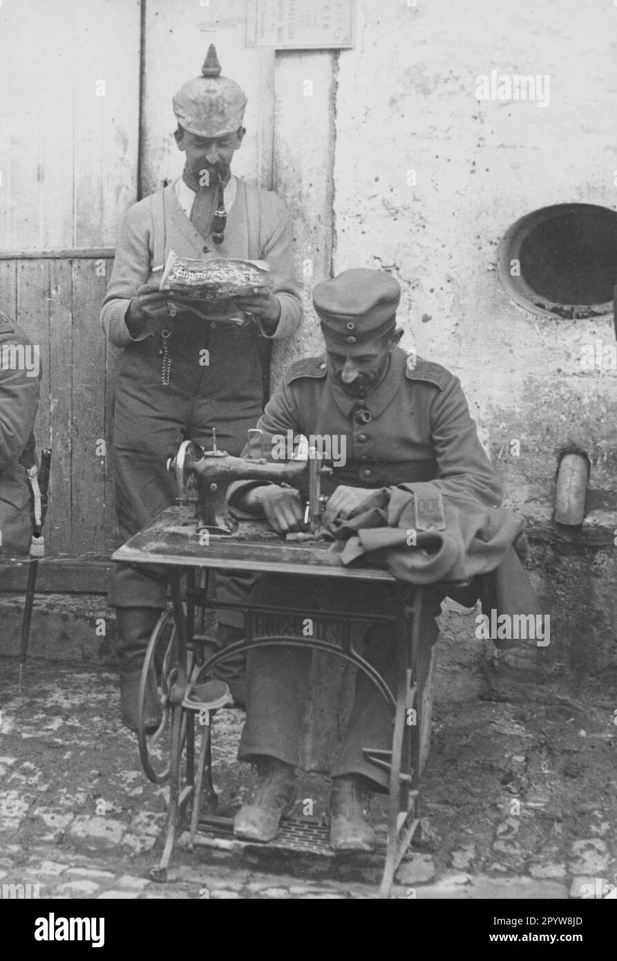 Soldat Raggio Complete Machine Un soldat avec une machine à coudre faisant un uniforme. Selon le ...