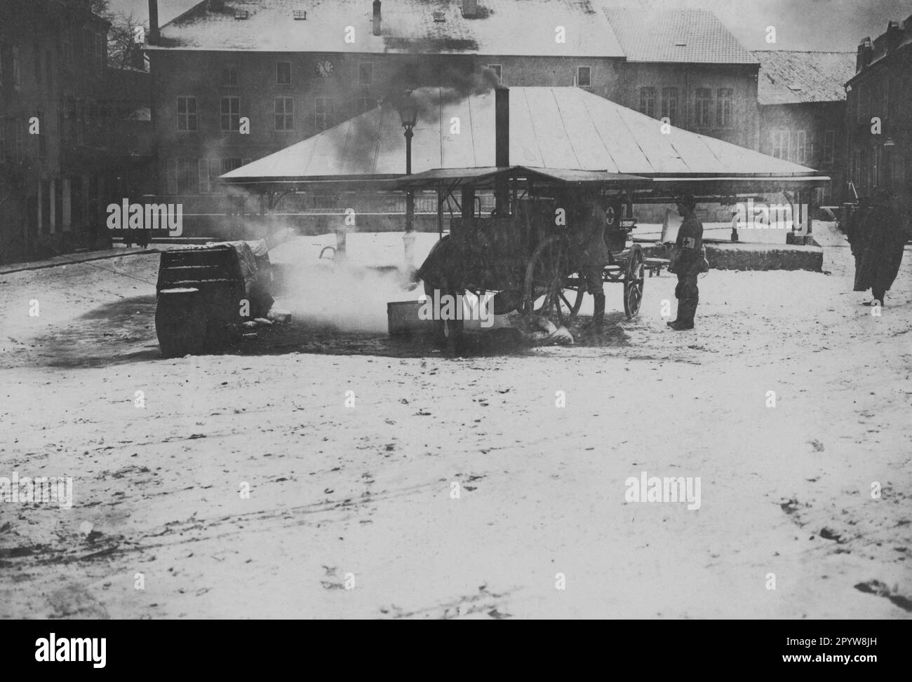 Une chaudière mobile pour la désinfection des vêtements de la Croix-Rouge sur le front occidental devant l'hôpital militaire de Stenay. [traduction automatique] Banque D'Images