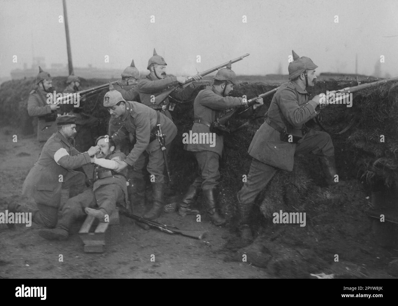 Soldats allemands combattant sur la côte belge. Un médic applique un bandage à un homme légèrement blessé. Les soldats sont armés de fusil 88. [traduction automatique] Banque D'Images