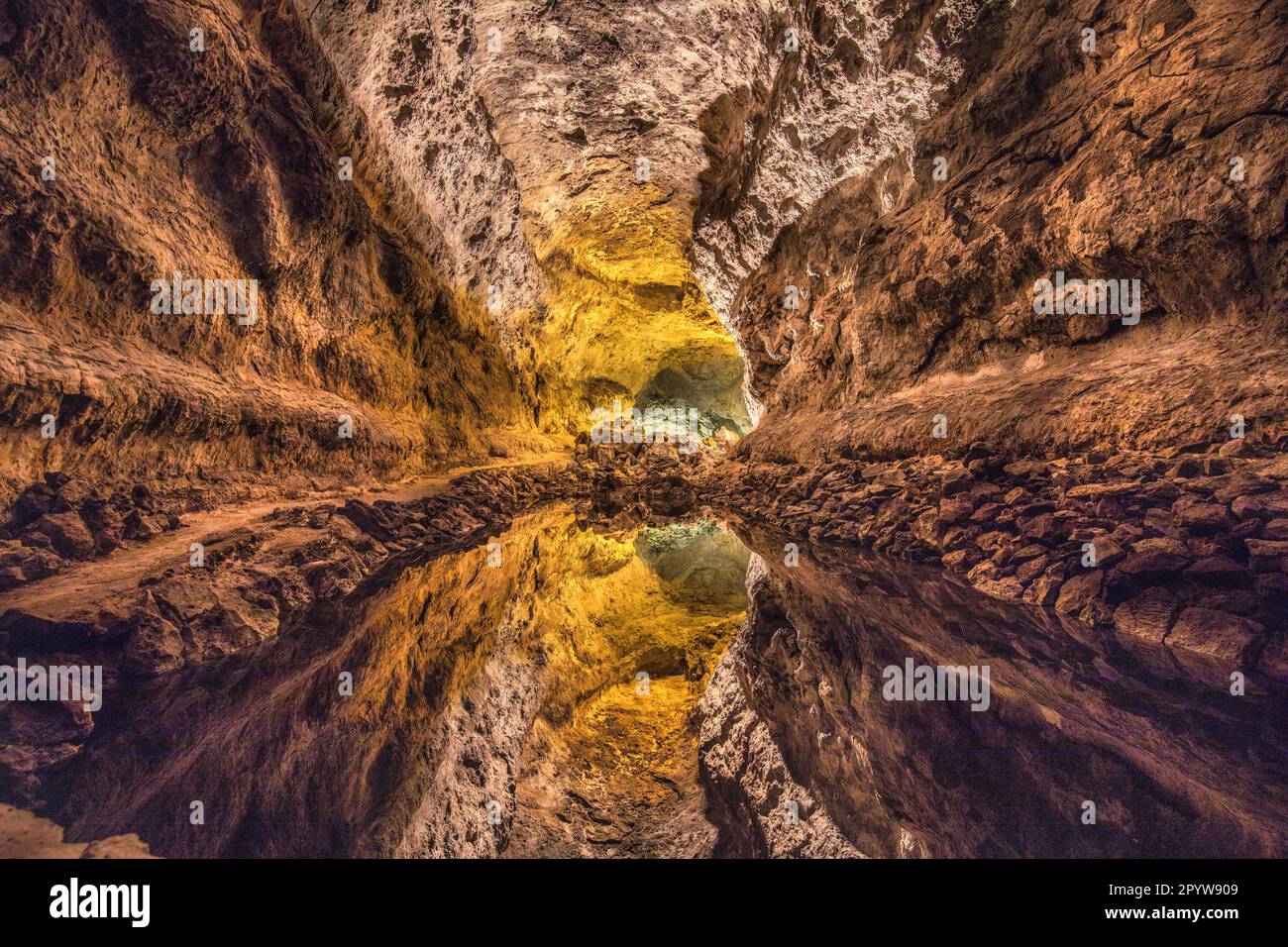 Espagne, îles Canaries, île de Lanzarote, Orzola. Région appelée Malpais de la Corona. Grottes appelées Cueva de los Verdes. Intérieur conçu par Cesar Man Banque D'Images
