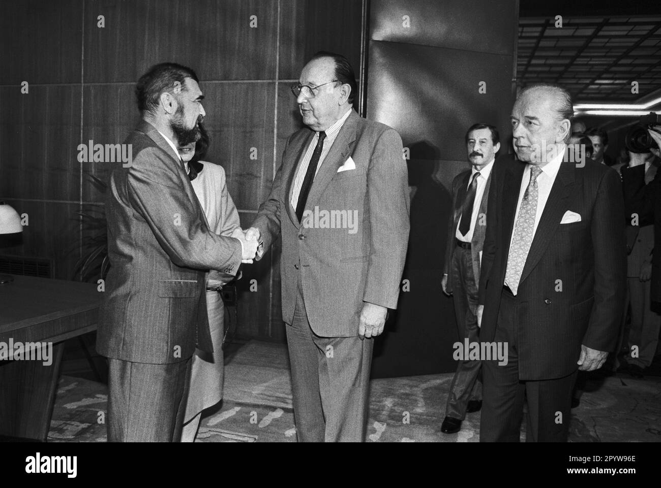 Yougoslavie, Belgrade, 01.07.1991. Archive.: 28-14-29 visite du ministre des Affaires étrangères Genscher photo: Le ministre des Affaires étrangères Hans-Dietrich Genscher est accueilli par le président Stipe Mesic [traduction automatique] Banque D'Images