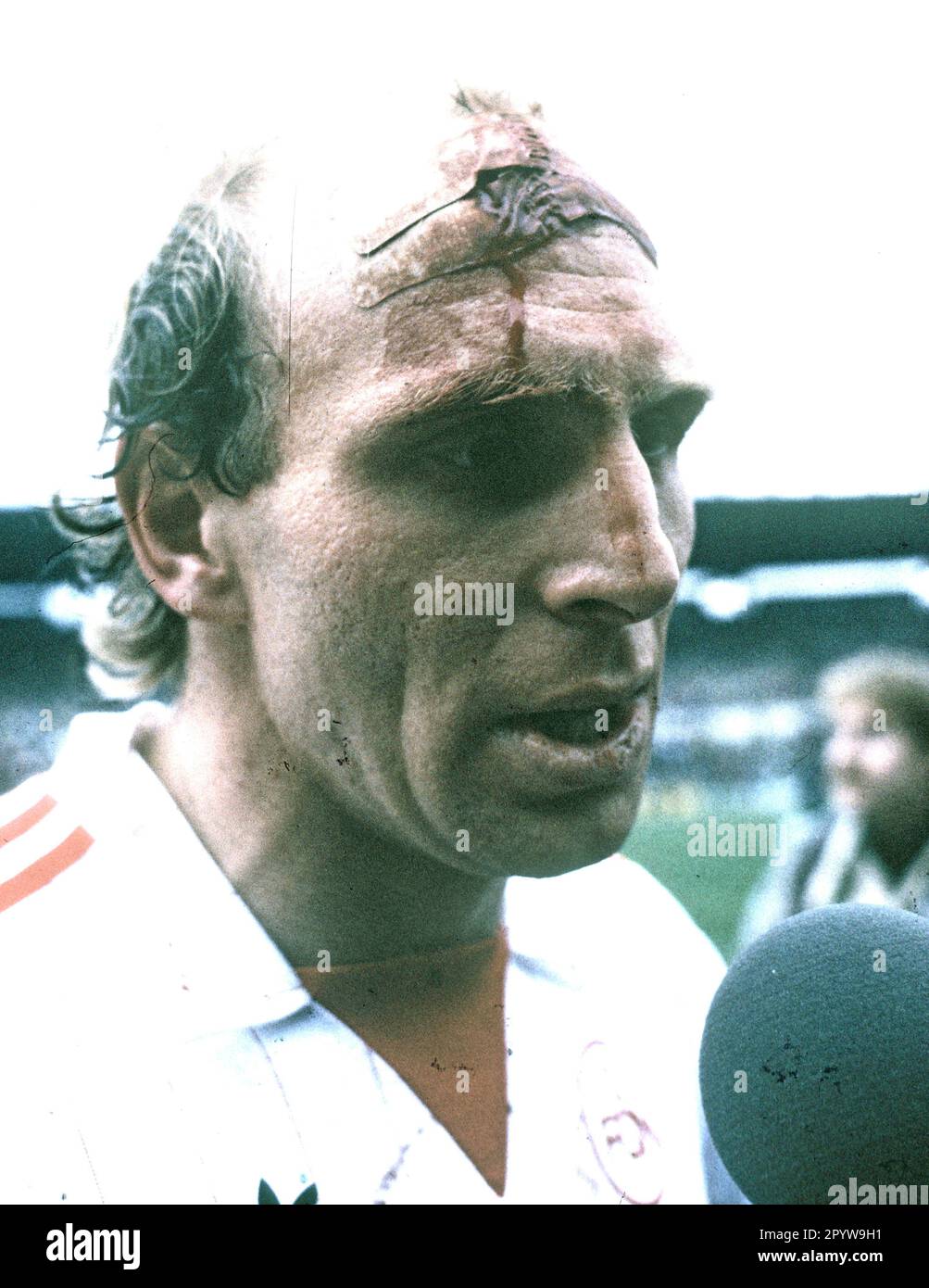 DFB Cup final FC Bayern Muenchen - 1. FC Nuernberg 4:2 /01.05.1982/ Dieter  Hoeneß blessé à la tête dans le maillot de Nuernberg donne une interview  après le jeu [traduction automatique] Photo Stock - Alamy