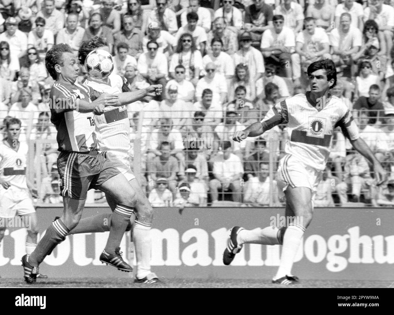 Bayer 04 Leverkusen - VFB Stuttgart 1:2 /16.05.1992/ VFB donc champion allemand 1992 / gauche Andrzej Buncol (Bayer) sur le ballon, droite Slobodan Dubajic (VFB) [traduction automatique] Banque D'Images