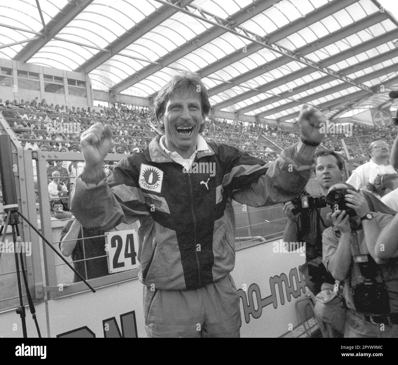 Bayer 04 Leverkusen - VFB Stuttgart 1:2 /16.05.1992/ VFB Then German Champion 1992/ Coach Christoph Daum (VFB) Cheers [traduction automatique] Banque D'Images