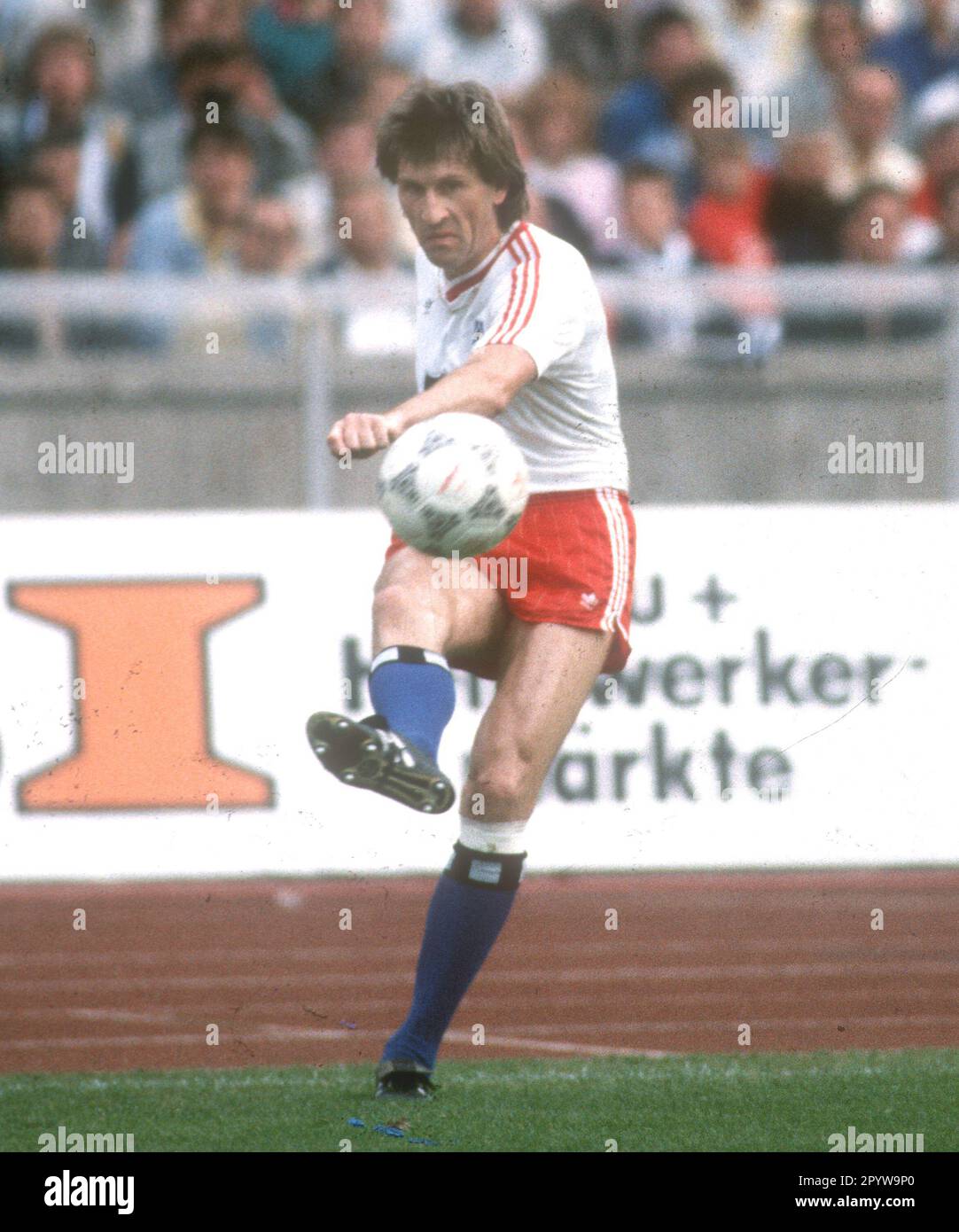 Coupe DFB finale : Hamburger SV - Stuttgarter Kickers 3:1 /20.06.1987/ Manfred Kaltz (HSV) croise [traduction automatique] Banque D'Images