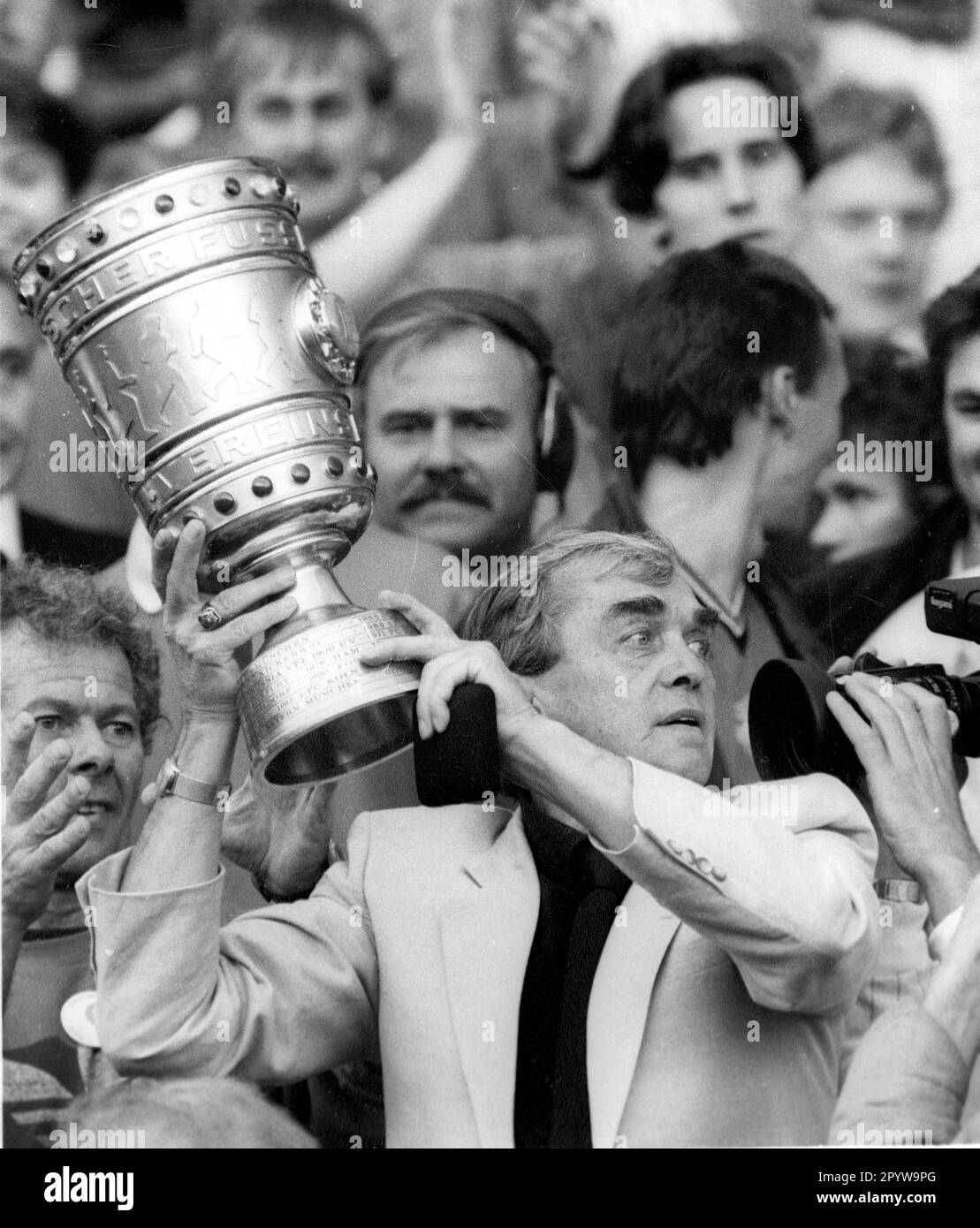 DFB Cup final : Hamburger SV - Stuttgarter Kickers 3:1 /20.06.1987/ Coach Ernst Happel (HSV) avec la tasse , [traduction automatique] Banque D'Images