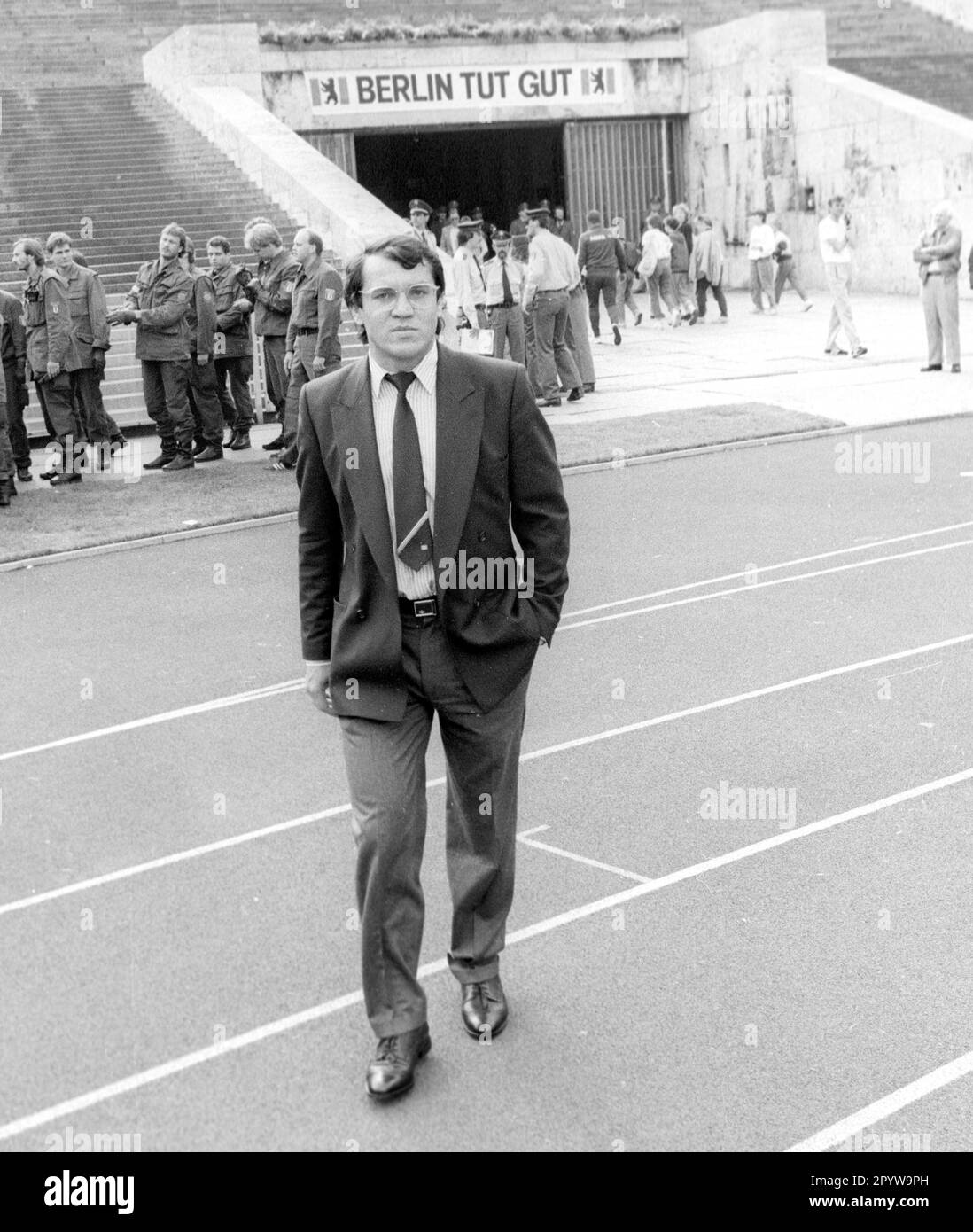 'DFB Cup final : Hamburger SV - Stuttgarter Kickers 3:1 /20.06.1987/ Directeur Felix Magath (HSV), figure complète, dans la bannière d'arrière-plan ''Berlin tut gut''. [traduction automatique]' Banque D'Images