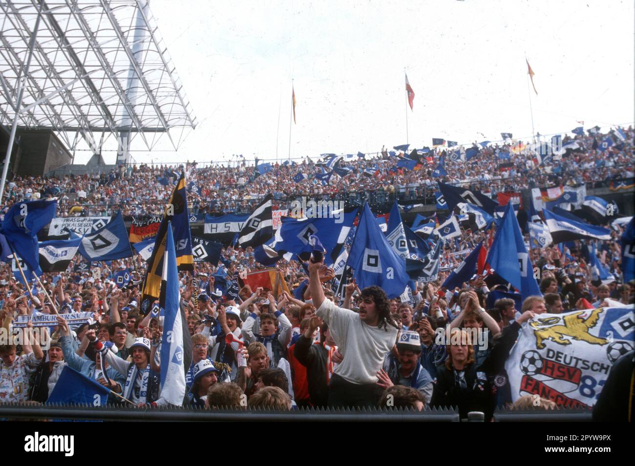 DFB Cup final : Hamburger SV - Stuttgarter Kickers 3:1 /20.06.1987/ HSV fans avec drapeaux [traduction automatique] Banque D'Images