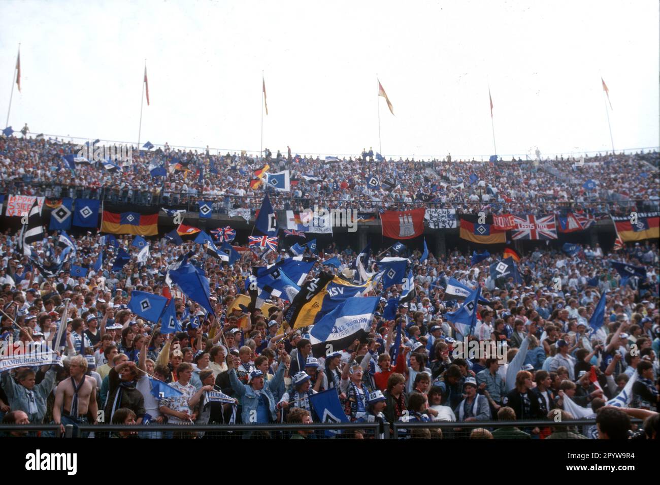 DFB Cup final : Hamburger SV - Stuttgarter Kickers 3:1 /20.06.1987/ HSV fans avec drapeaux [traduction automatique] Banque D'Images
