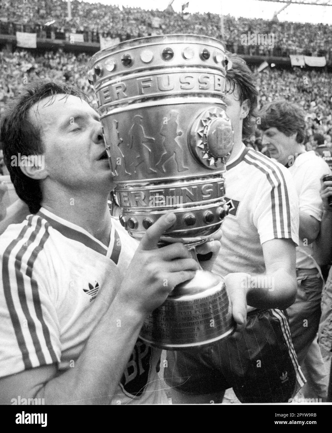 Finale de coupe DFB : Hamburger SV - Stuttgarter Kickers 3:1 /20.06.1987/ Miroslaw Okonski (HSV) embrasse la coupe , [traduction automatique] Banque D'Images