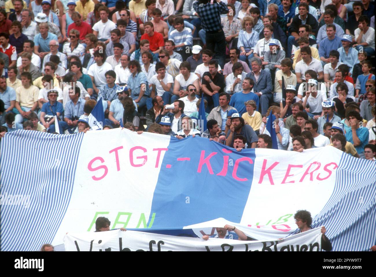 DFB Cup final : Hamburger SV - Stuttgarter Kickers 3:1 /20.06.1987/ fans de Stuttgart avec un drapeau géant [traduction automatique] Banque D'Images