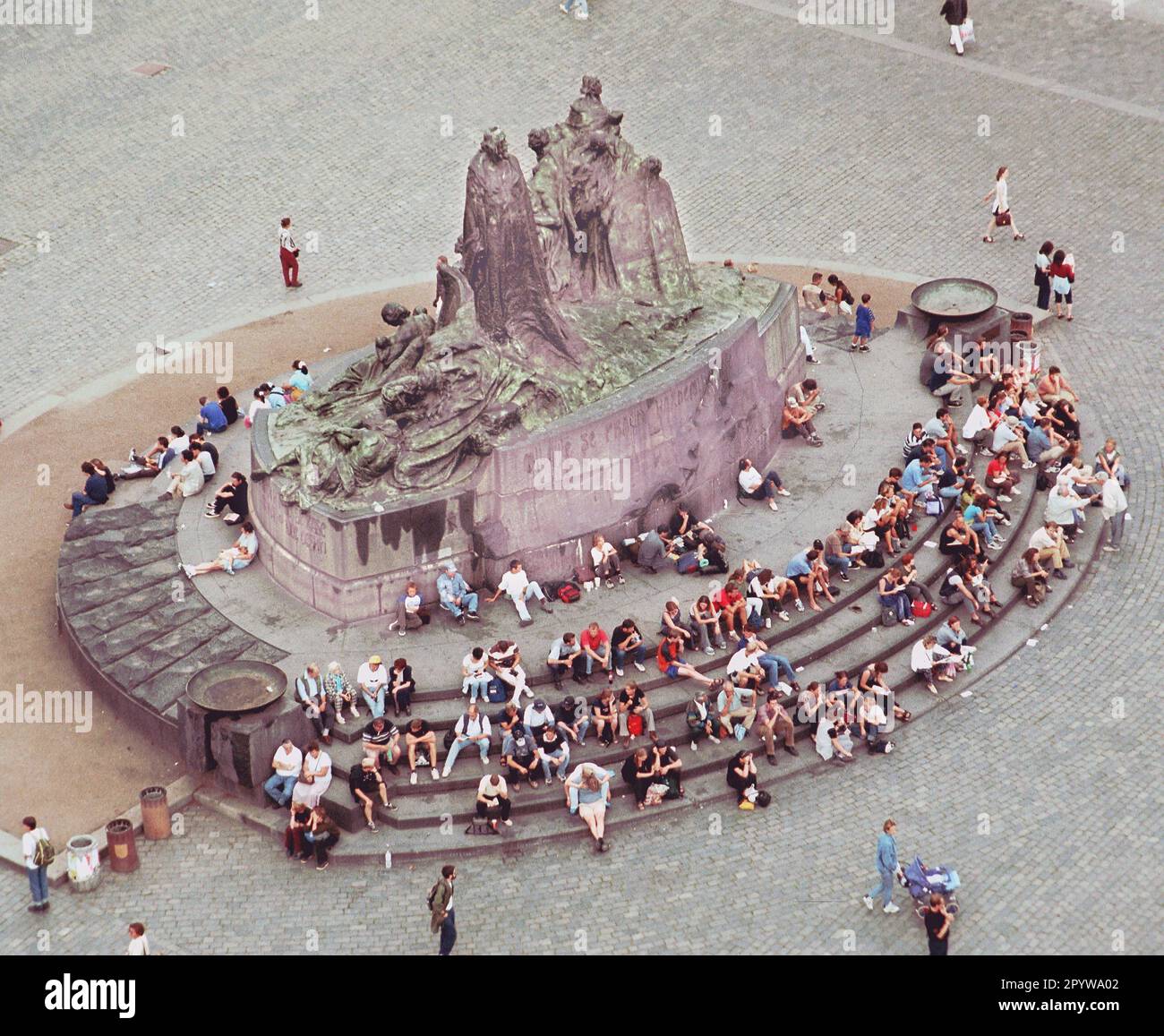 République tchèque / CZ / Prague / Histoire / réforme / 8 / 1999 Prague, place de la Vieille ville, Hus Monument Johann Hus a été brûlé au Concile de Constance en 1415 parce qu'il n'avait pas réenté ses critiques à l'égard de l'Eglise catholique. Sa mort a été la cause des guerres hussites, un soulèvement de ses disciples // religion / place du marché / République tchèque [traduction automatique] Banque D'Images