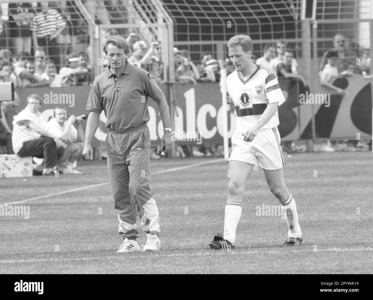 Bayer 04 Leverkusen - VFB Stuttgart 1:2 /16.05.1992/ VFB donc champion allemand 1992. Matthias Sammer (VfB Stuttgart) quitte le terrain après la carte rouge , cocoach de droite Lorenz Günter Köstner [traduction automatique] Banque D'Images