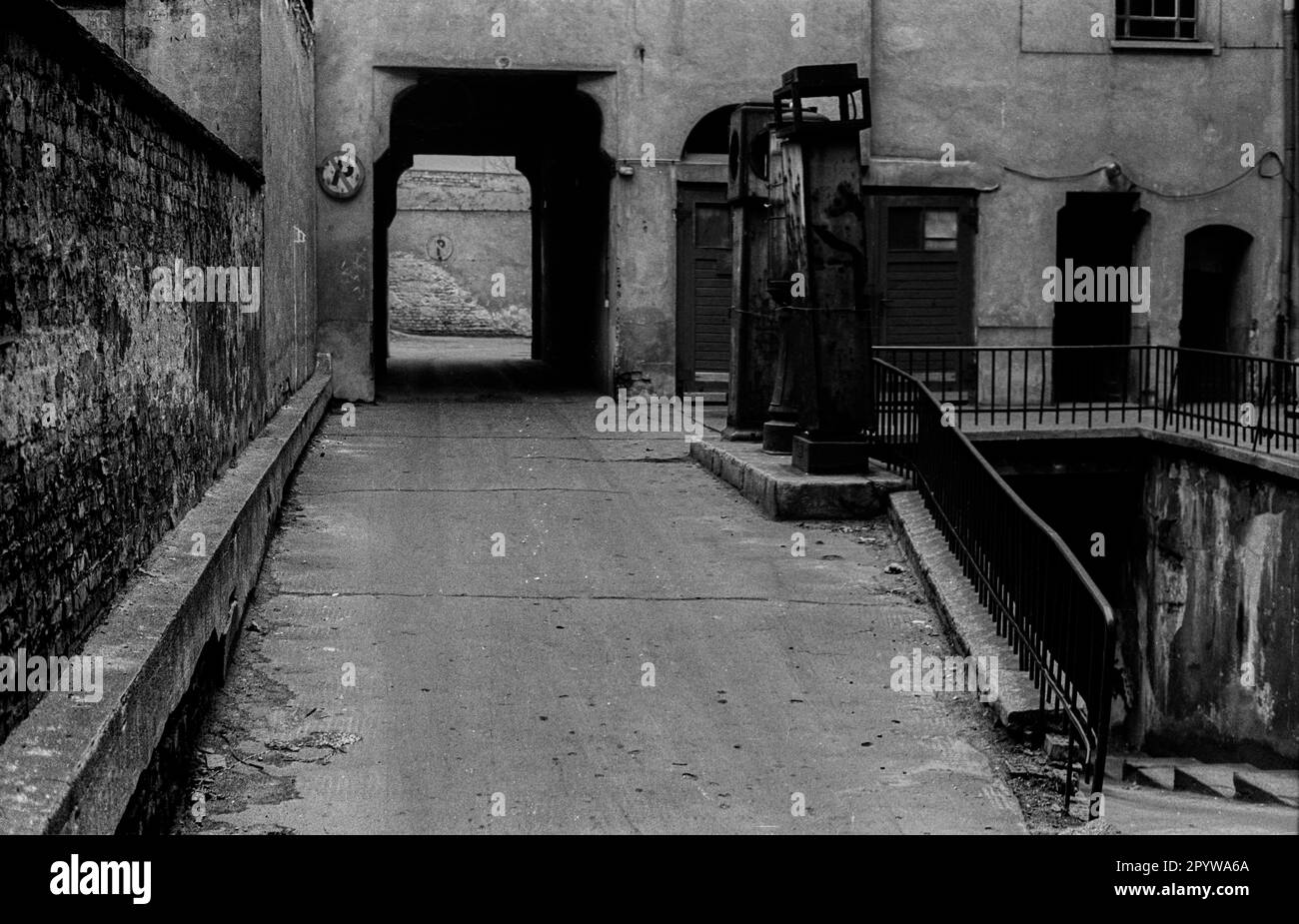 GDR, Berlin, 28,4.1986, ancienne station-service historique, pompes à gaz, dans une cour dans la Kastanienallee, [traduction automatique] Banque D'Images