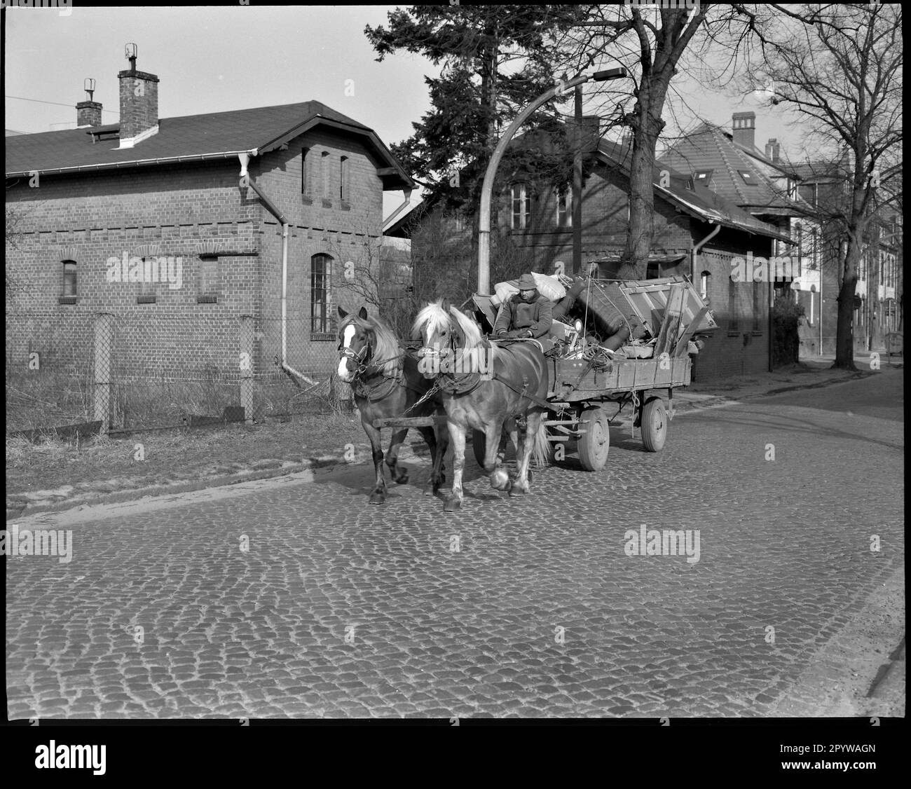 Wildau (quartier de Dahme-Spreewald, Brandebourg). Scène de rue avec une calèche tirée par des chevaux. Photo, 1994. Banque D'Images