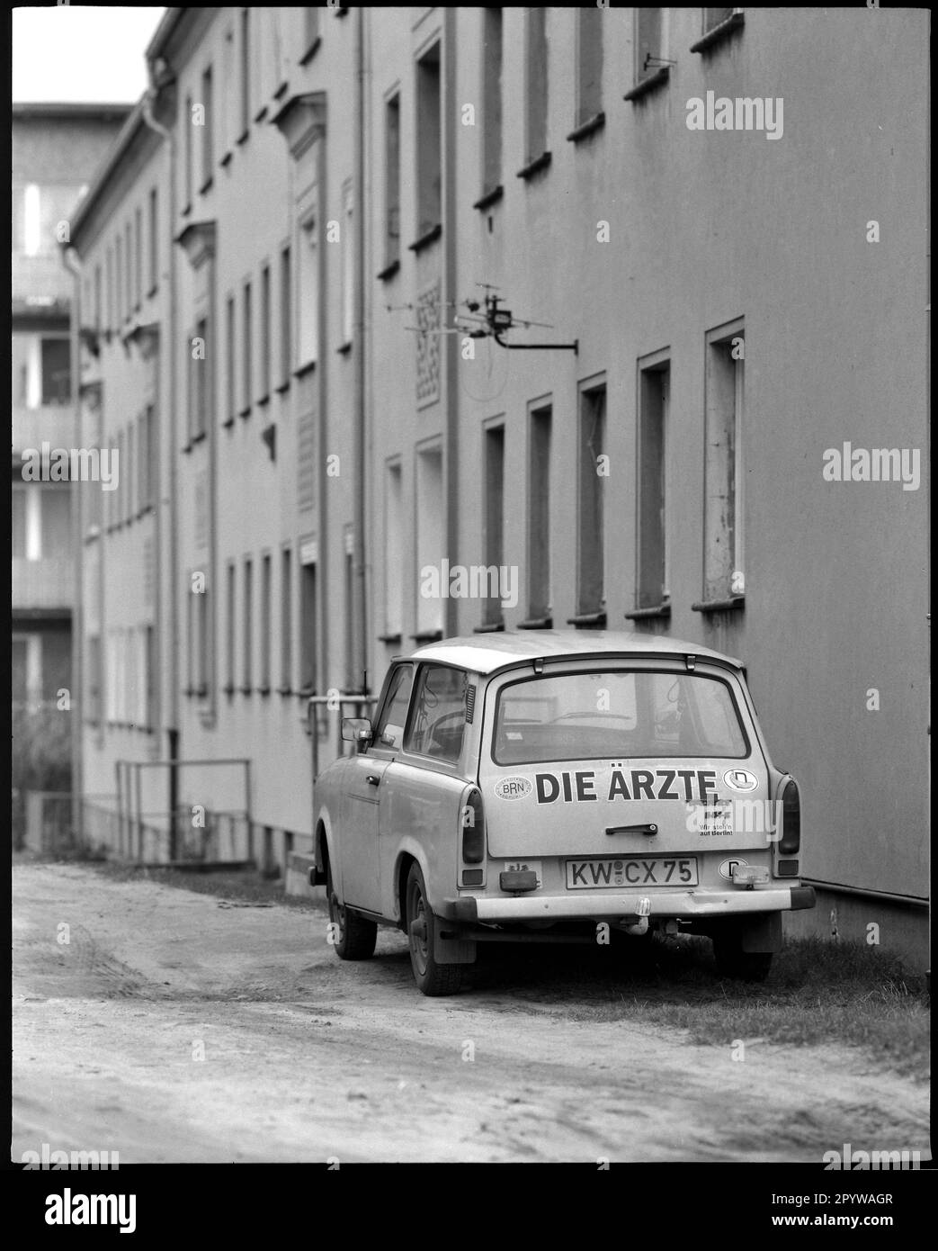 ''Trabant garée ''Trabbi'' avec des autocollants, y compris 'DIE ÄRZTE''. Wildau, quartier de Dahme-Spreewald, Brandebourg. Photo, 1994.' Banque D'Images