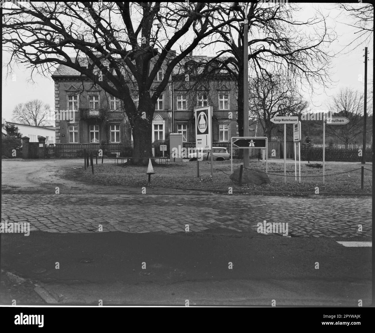 Passage de route avec arbre et panneaux en hiver. Wildau, quartier de Dahme-Spreewald, Brandebourg. Photo, 1993. Banque D'Images