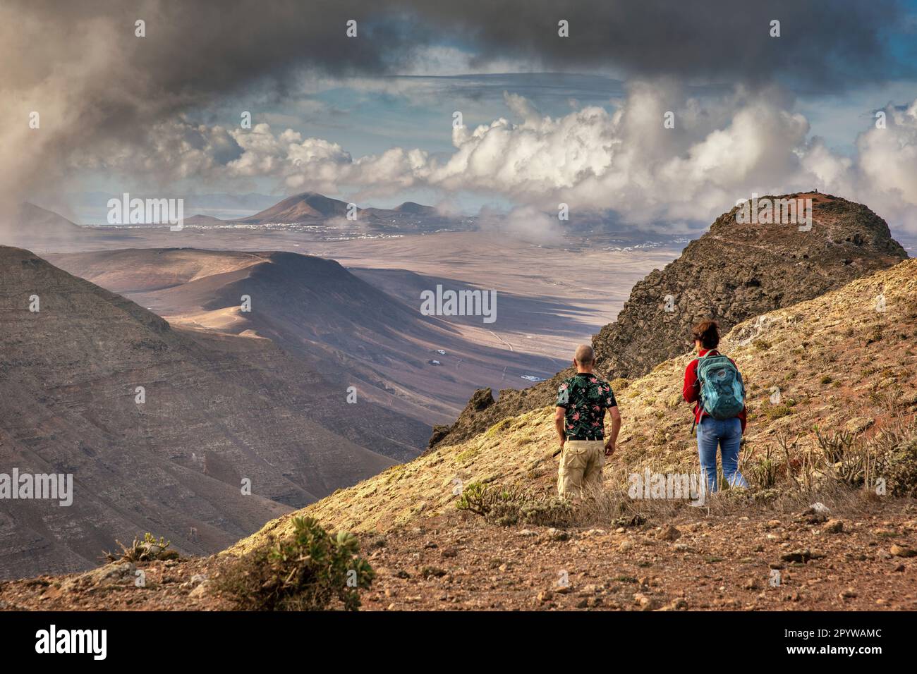 Espagne, îles Canaries, île de Lanzarote, Haria. Ermita Las Nieves. Point de vue, guetteur. Randonneurs. Modèle libéré. Banque D'Images
