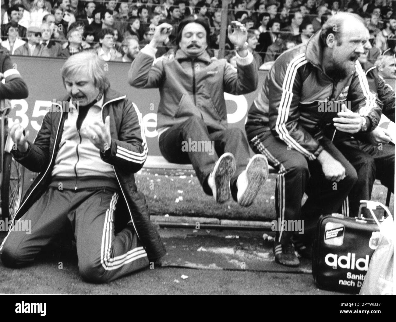 Football Bundesliga saison 1981/82. Bayer 04 Leverkusen - MSV Duisburg 08.05.1982. L'excitation sur le banc Leverkusen. De gauche à droite : l'entraîneur Kentschke, Fred Bockholt et le masseur Trzollek. Pour un usage journalistique uniquement ! Réservé à un usage éditorial ! [traduction automatique] Banque D'Images