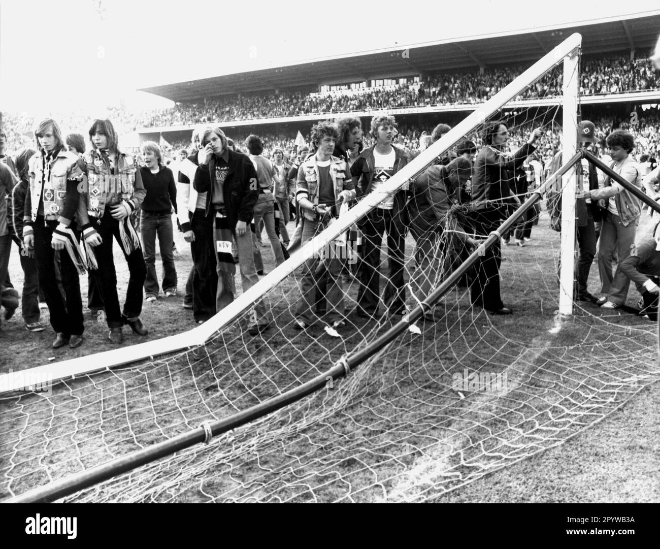 Football saison Bundesliga 1978/79. Hamburger SV, champion allemand de football 1979. Les émeutes de fans de HSV dans Volksparkstadion après le jeu déchirent le but. Rec. 09.06.1979. Pour un usage journalistique uniquement ! Réservé à un usage éditorial ! [traduction automatique] Banque D'Images