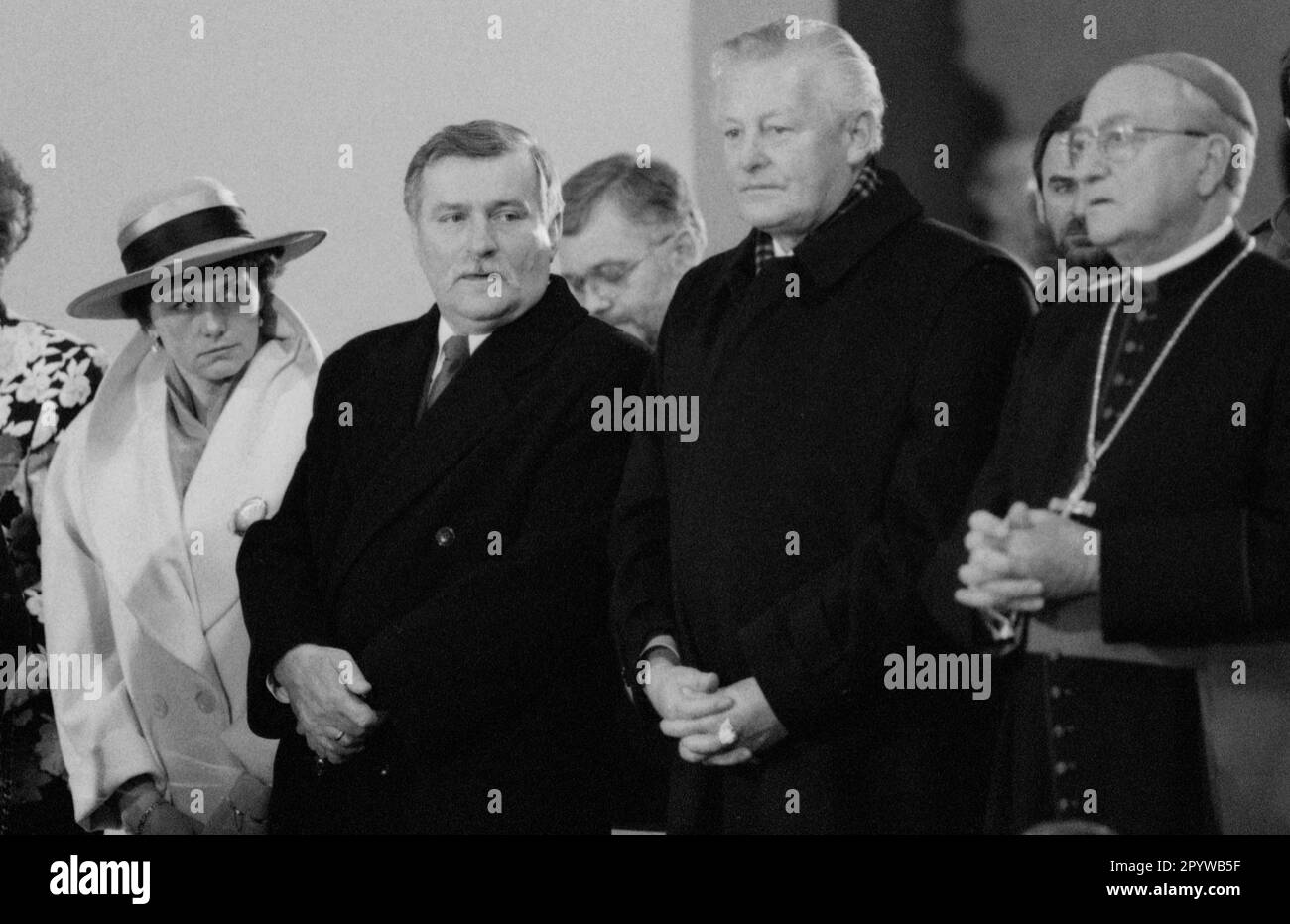 Danuta Walesa, Lech Walesa et Max Streibl (de gauche à droite) lors de la visite d'État à Munich. Sur la droite, peut-être Kenryk Kroll, l'aumônier de Walesa. [traduction automatique] Banque D'Images