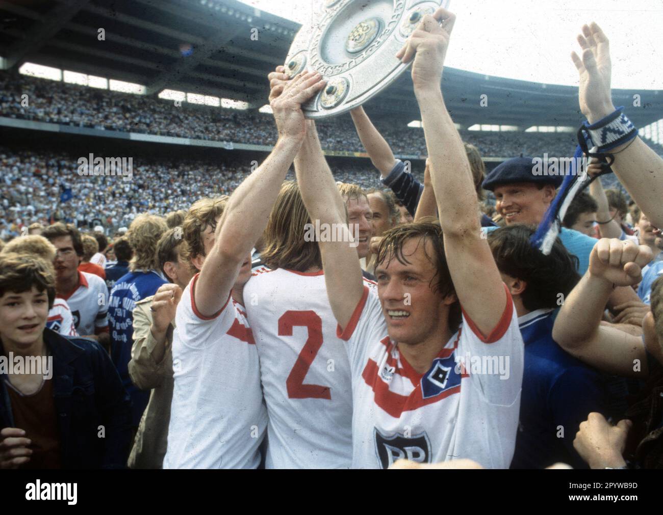 FC Schalke 04 - Hamburger SV 1:2 / HSV ainsi champion d'Allemagne/04.06.1983/ Bernd Wehmeyer avec trophée de championnat, derrière Horst Hrubesch [traduction automatique] Banque D'Images