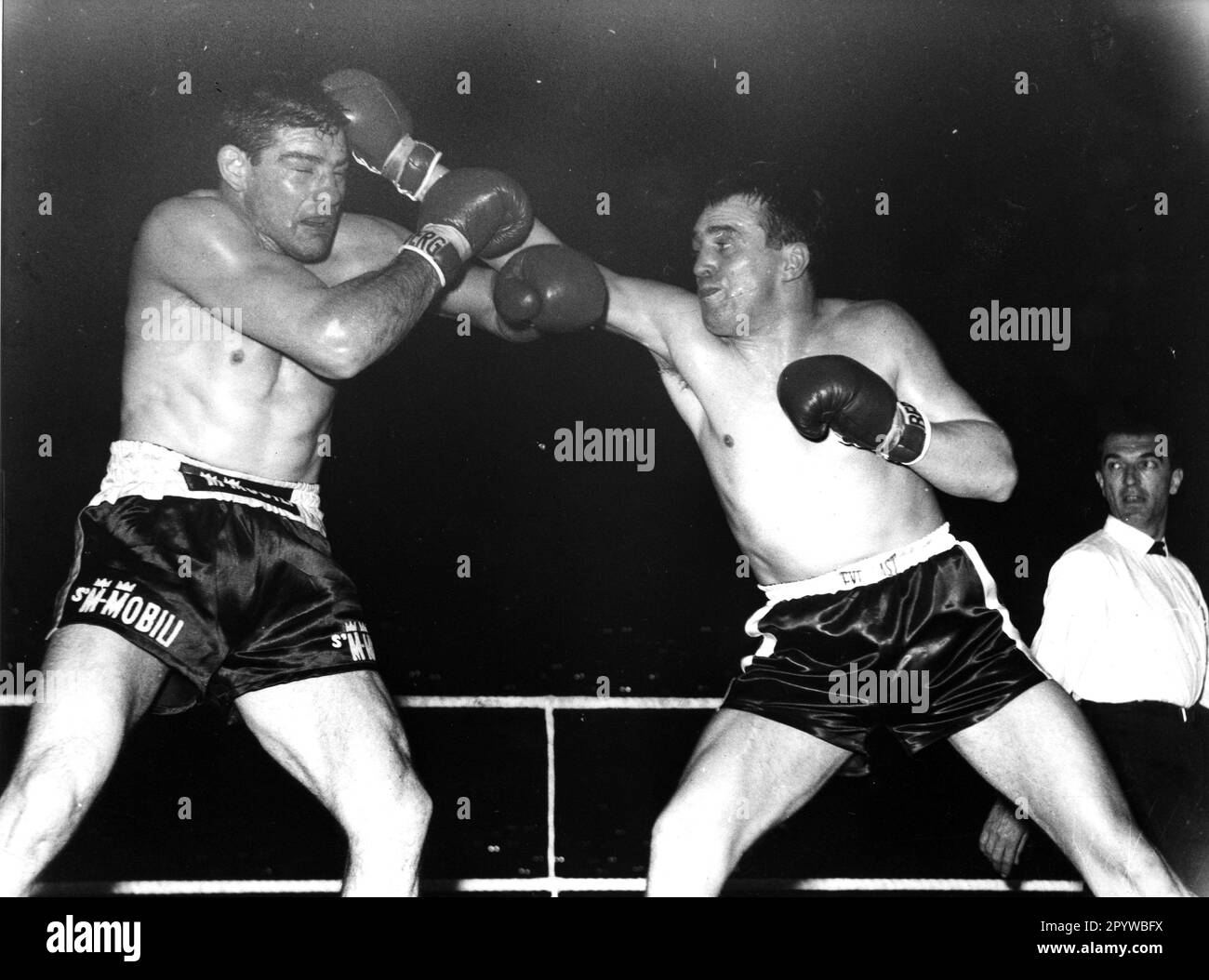 Championnat européen de poids lourd léger. Bubi Scholz (Deut./re.) Contre Giulio Rinaldi (ITA) sur 04.04.1964 à Dortmund. Uniquement pour un usage journalistique ! Réservé à un usage éditorial ! [traduction automatique] Banque D'Images