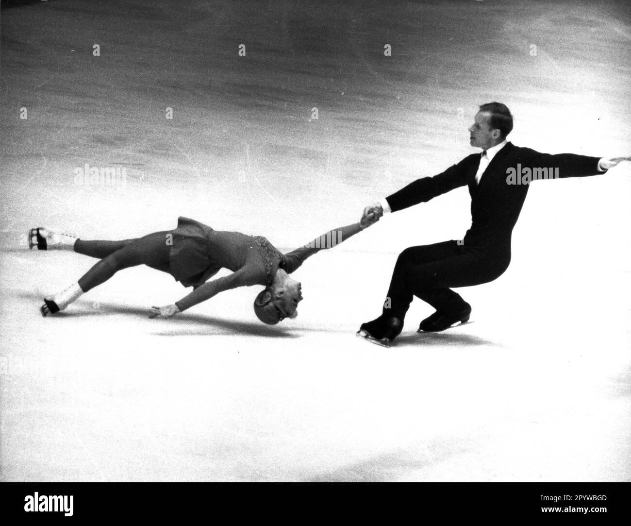 Jeux olympiques d'hiver 1968 à Grenoble : patinage artistique par paires. Médaillés d'or Lyudmila Beloussova/Oleg Protopov (URSS) en action. [traduction automatique] Banque D'Images