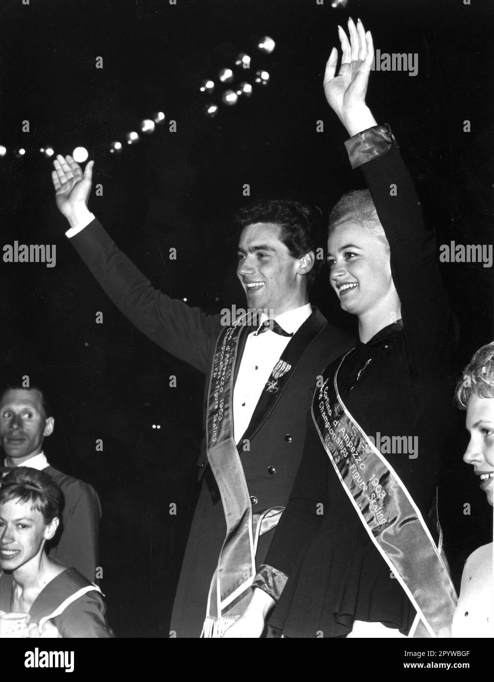 Championnats du monde de patinage artistique 1963 à Cortina d'Ampezzo. Marika Kilius/Hans-Jürgen Bäumler (Deut.) lors de la cérémonie de remise des prix en tant que champions du monde en patinage par paires. Pour un usage journalistique uniquement ! Réservé à un usage éditorial ! [traduction automatique] Banque D'Images