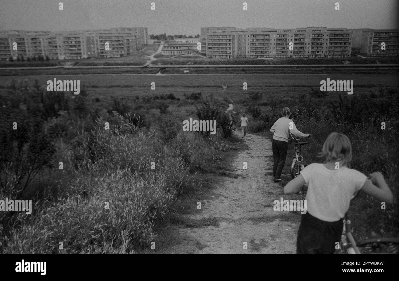 GDR, Berlin, 16,6.1988, sur le Kienberg à Hellersdorf ..., nouvelle zone de construction, domaine de logement préfabriqué, enfants avec des vélos en chemin, [traduction automatique] Banque D'Images