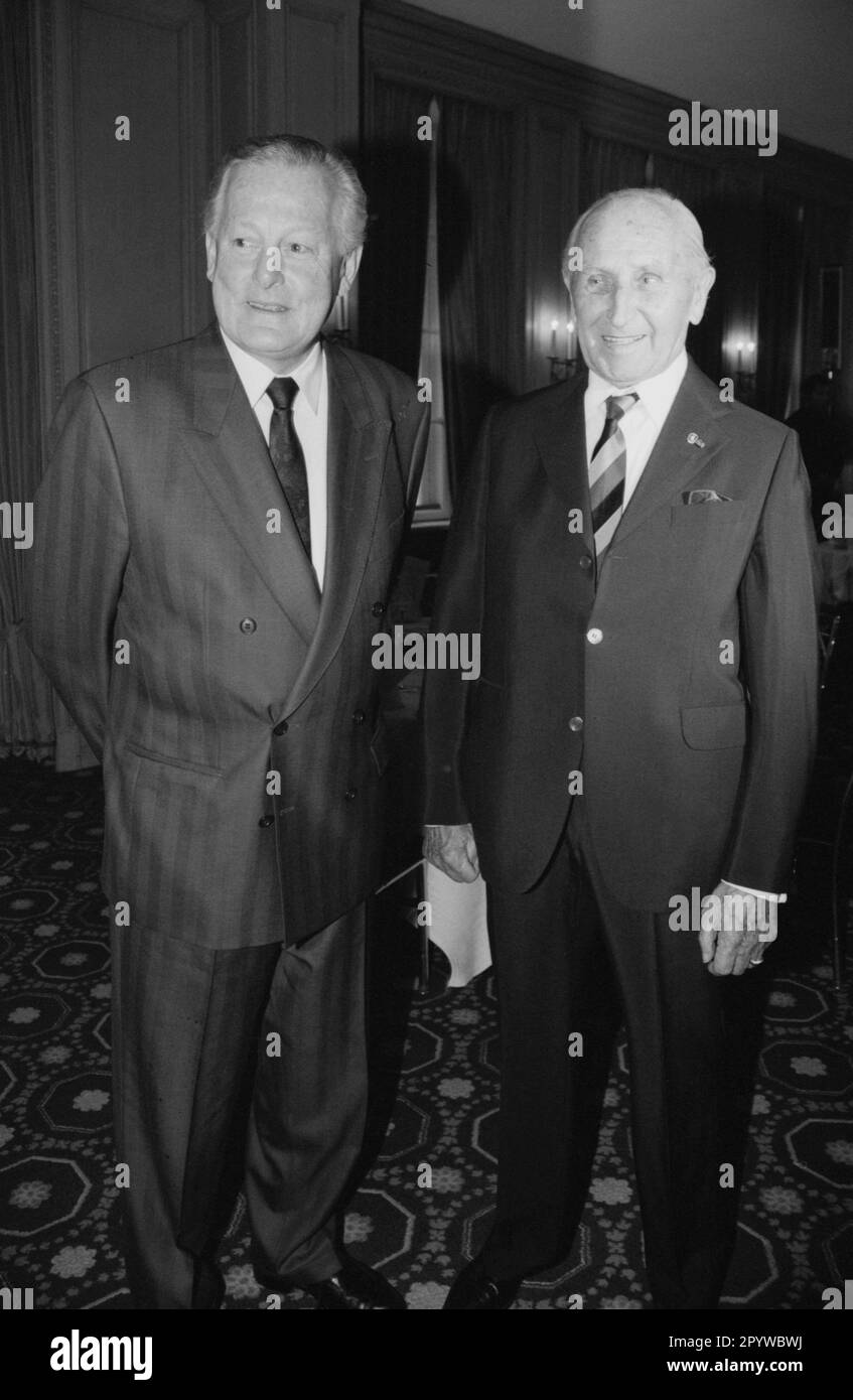 Max Streibl et le sportif de course Ernst Henne. [traduction automatique] Banque D'Images