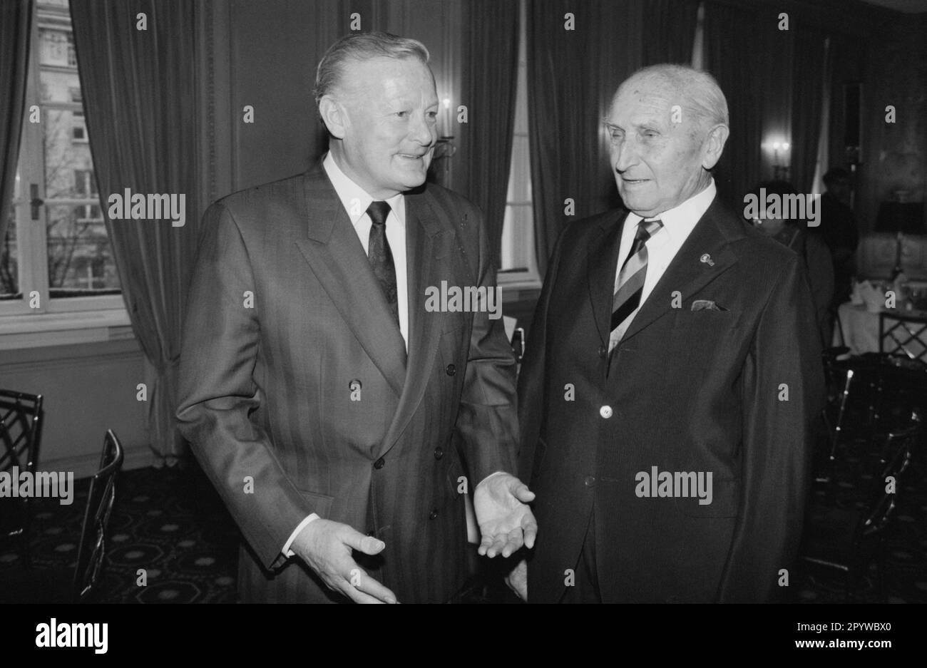 Max Streibl et le sportif de course Ernst Henne. [traduction automatique] Banque D'Images