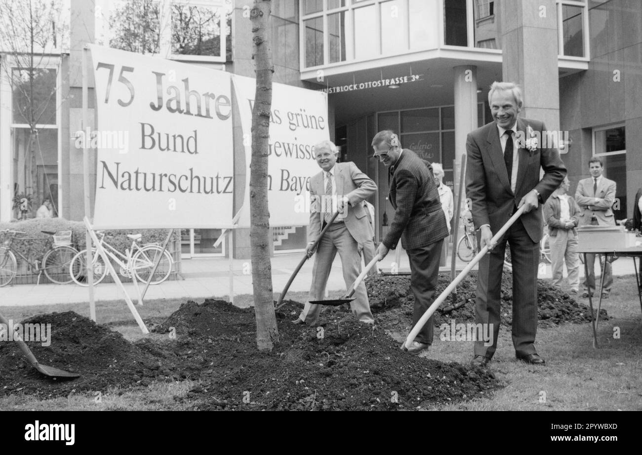 Le maire de Munich plante des arbres. Derrière lui une bannière: 75 ans de Bund Naturschutz en Bavière. [traduction automatique] Banque D'Images