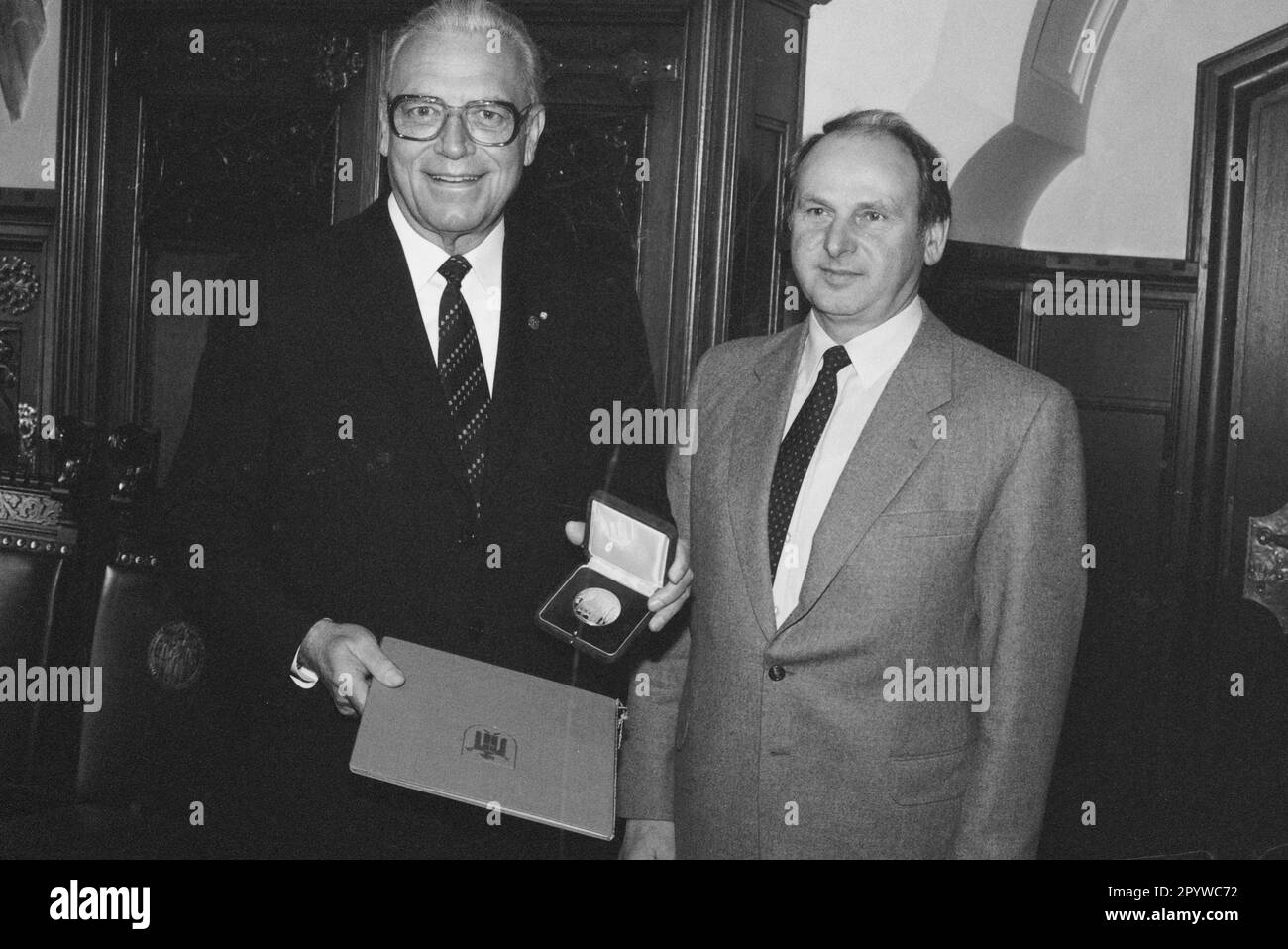 Franz Heubl avec Erich Kiesl, qui remet Heubl la médaille Munich brille. [traduction automatique] Banque D'Images