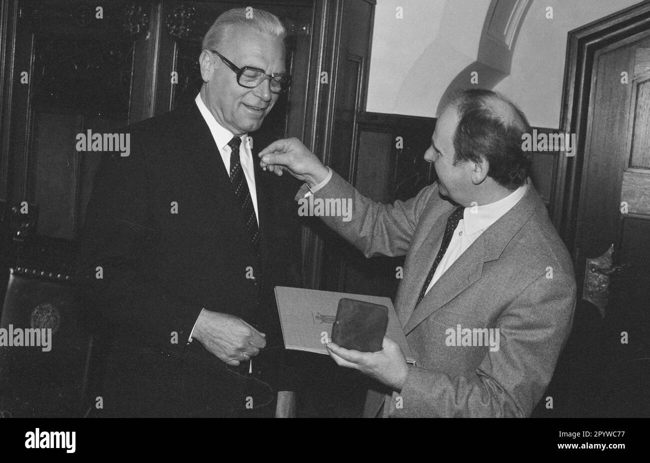 Franz Heubl avec Erich Kiesl, qui remet Heubl la médaille Munich brille. [traduction automatique] Banque D'Images